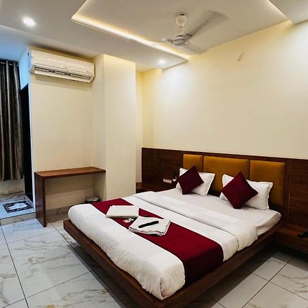 Hotel Prakasham Uddzsaín Kültér fotó