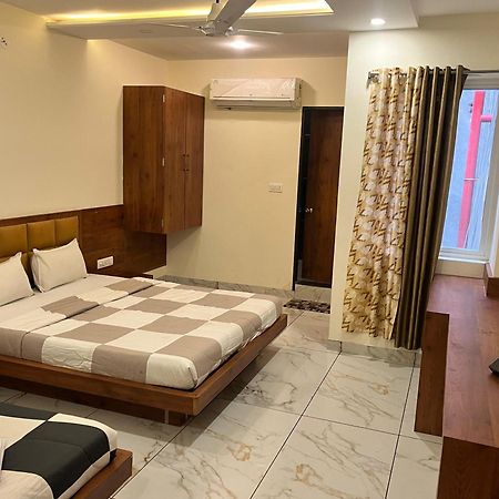 Hotel Prakasham Uddzsaín Kültér fotó