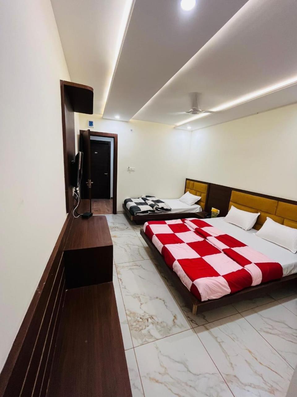 Hotel Prakasham Uddzsaín Kültér fotó