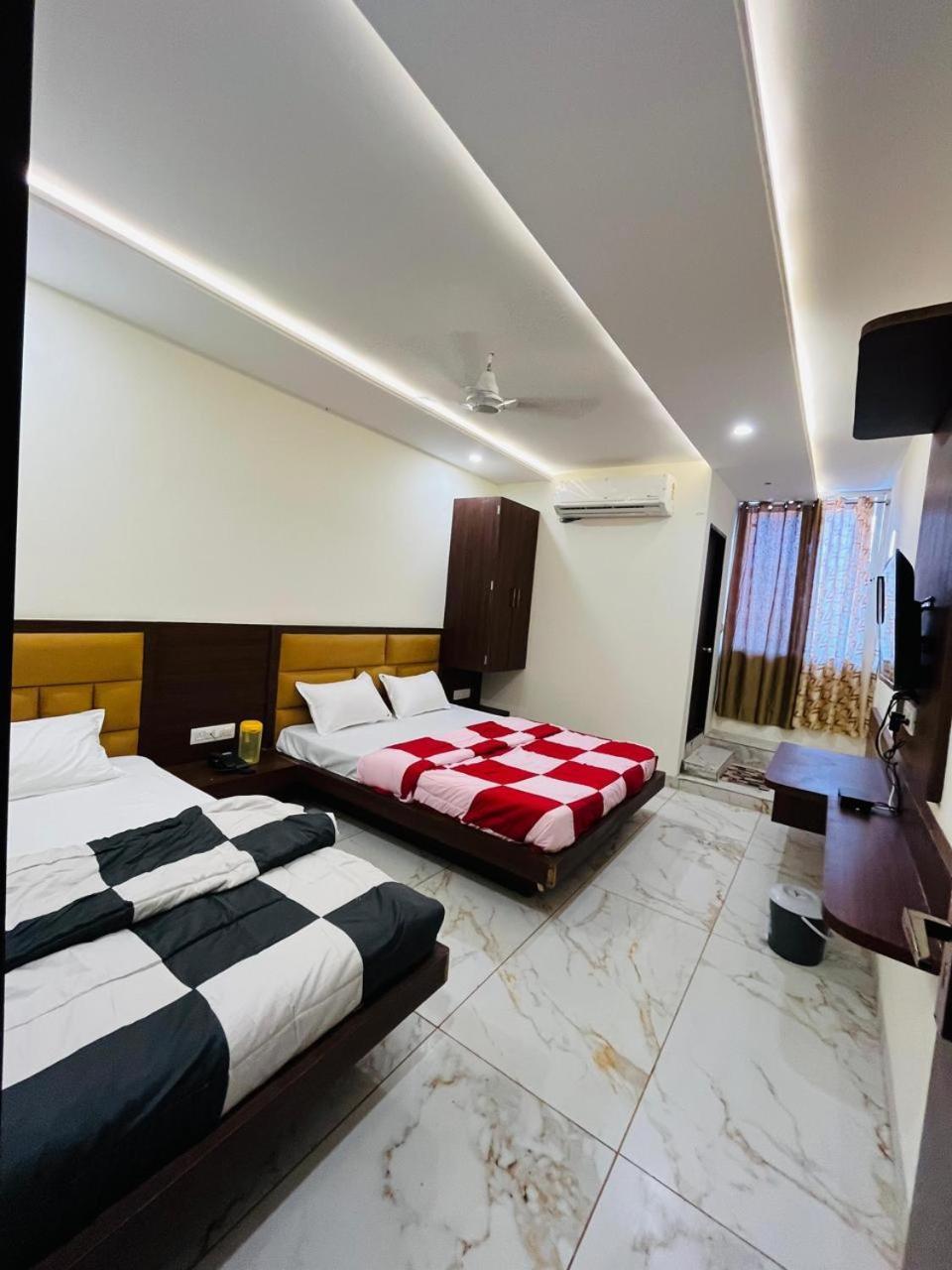 Hotel Prakasham Uddzsaín Kültér fotó