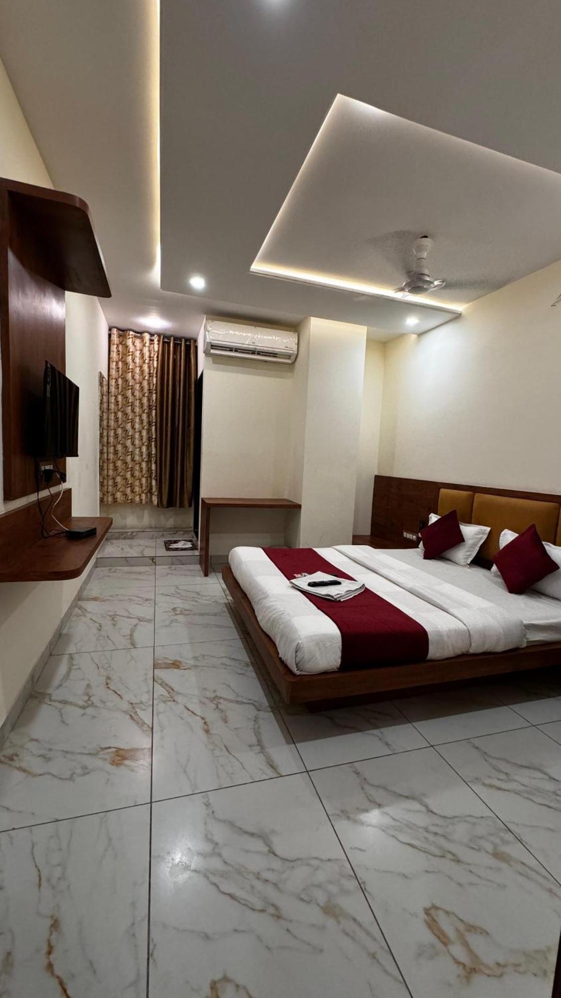 Hotel Prakasham Uddzsaín Kültér fotó
