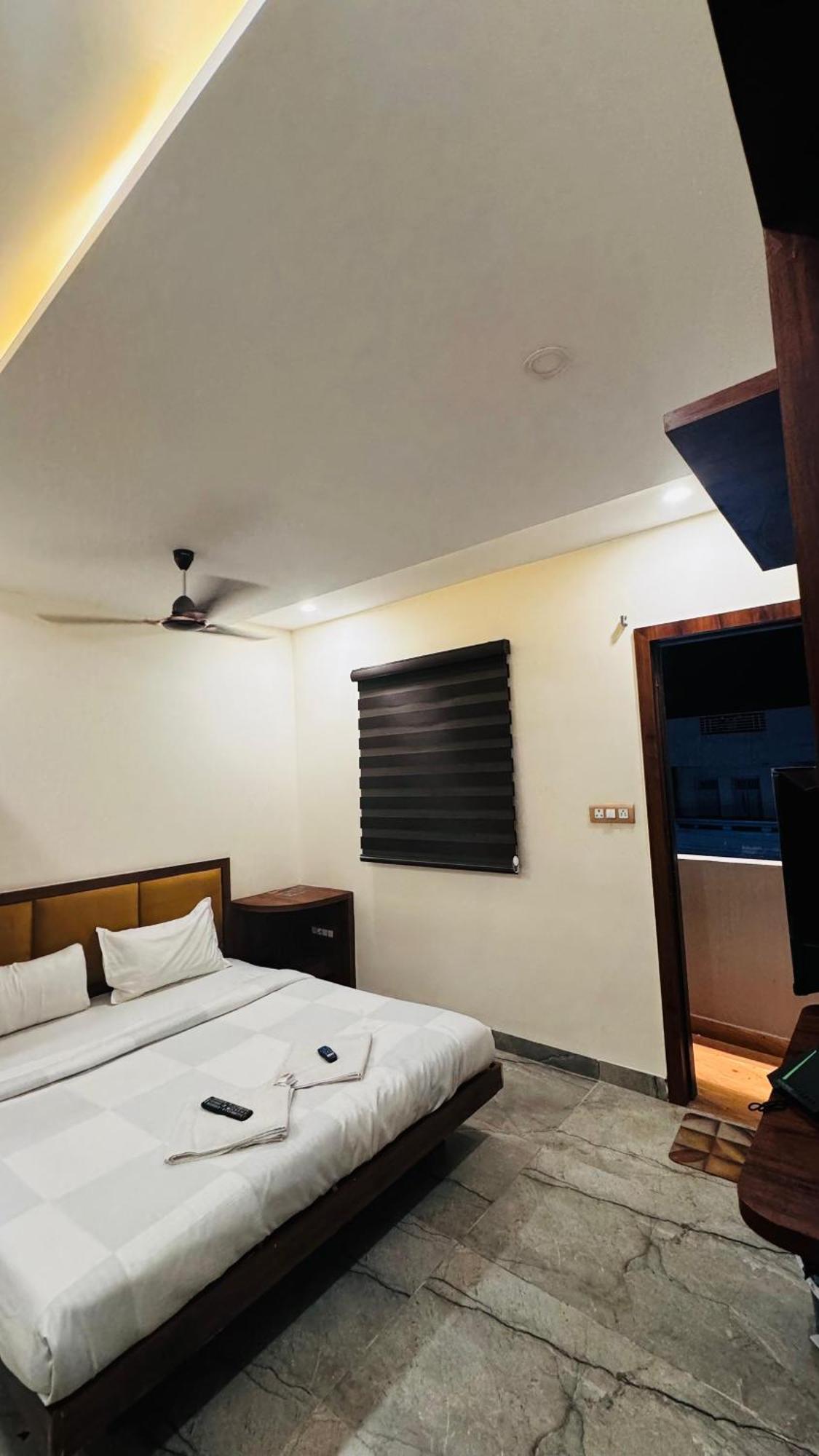 Hotel Prakasham Uddzsaín Kültér fotó