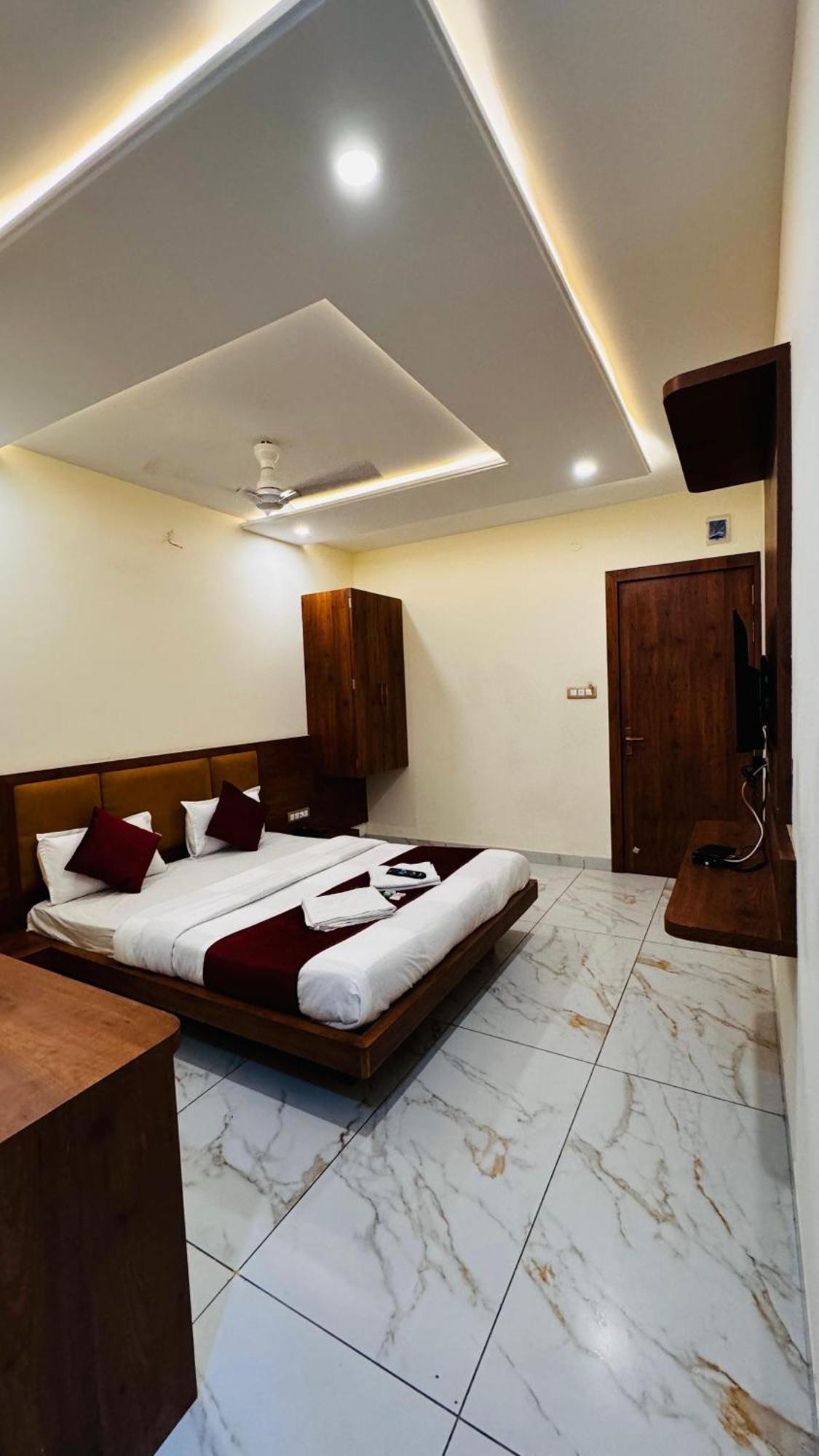 Hotel Prakasham Uddzsaín Kültér fotó