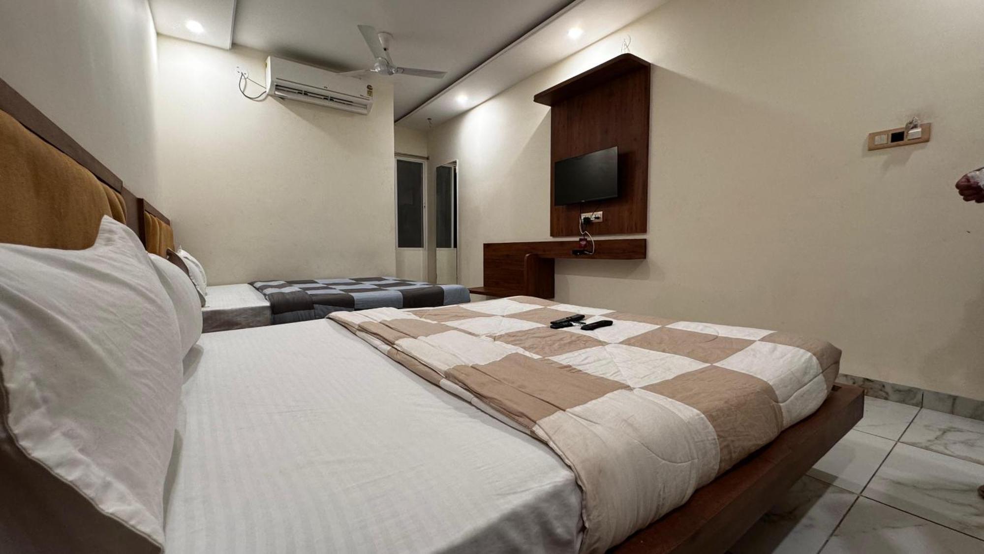 Hotel Prakasham Uddzsaín Kültér fotó