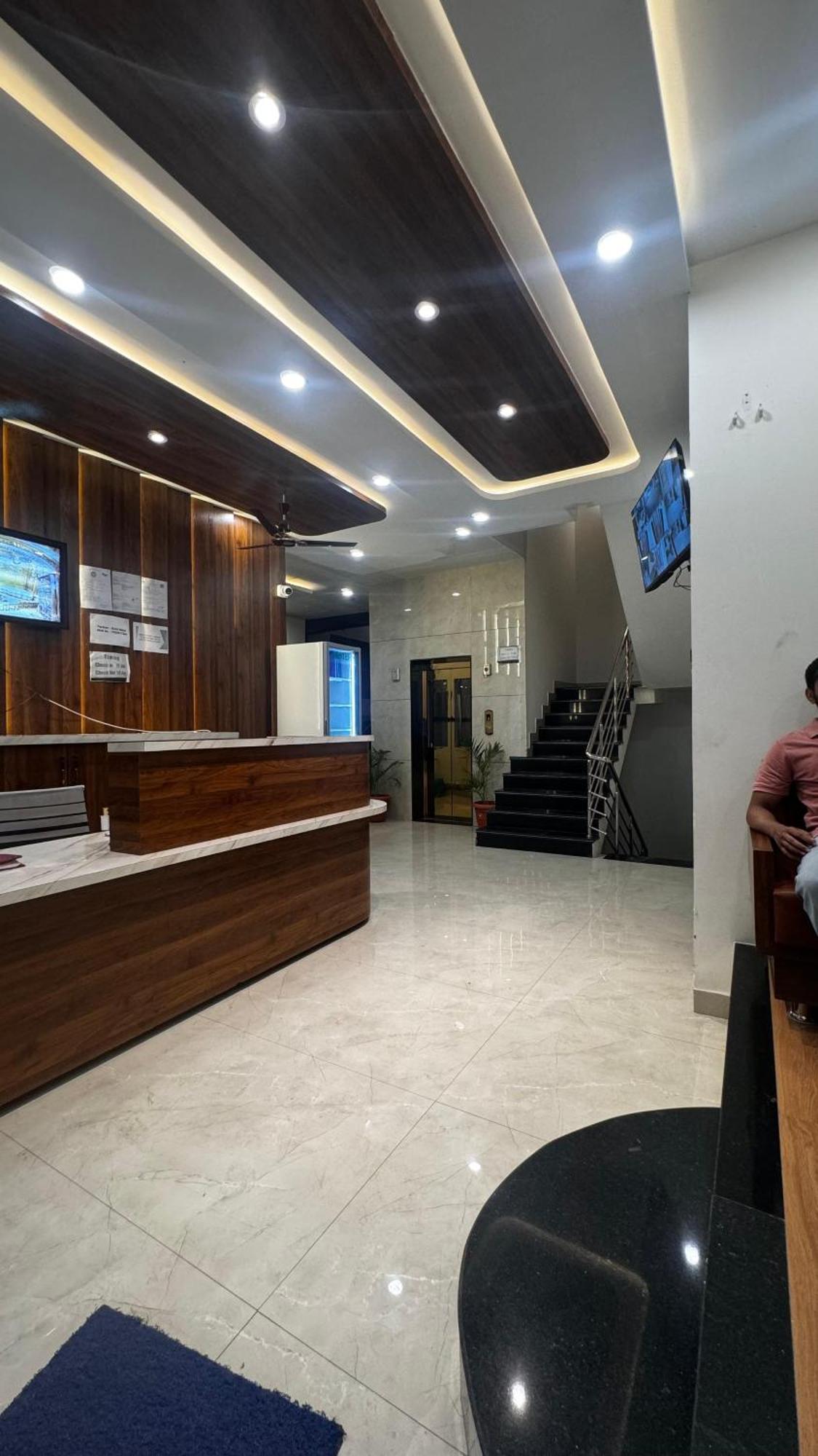 Hotel Prakasham Uddzsaín Kültér fotó