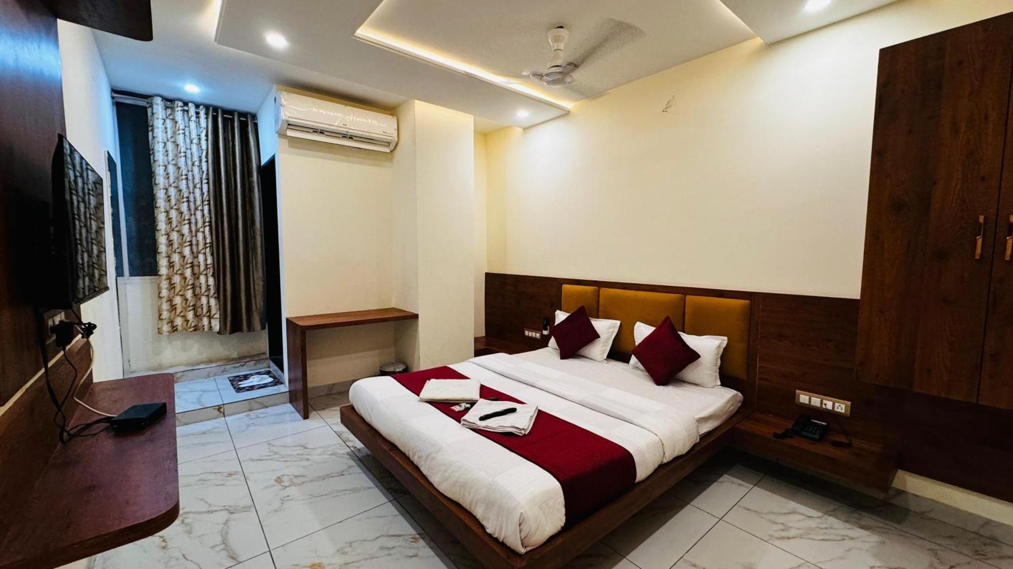 Hotel Prakasham Uddzsaín Kültér fotó