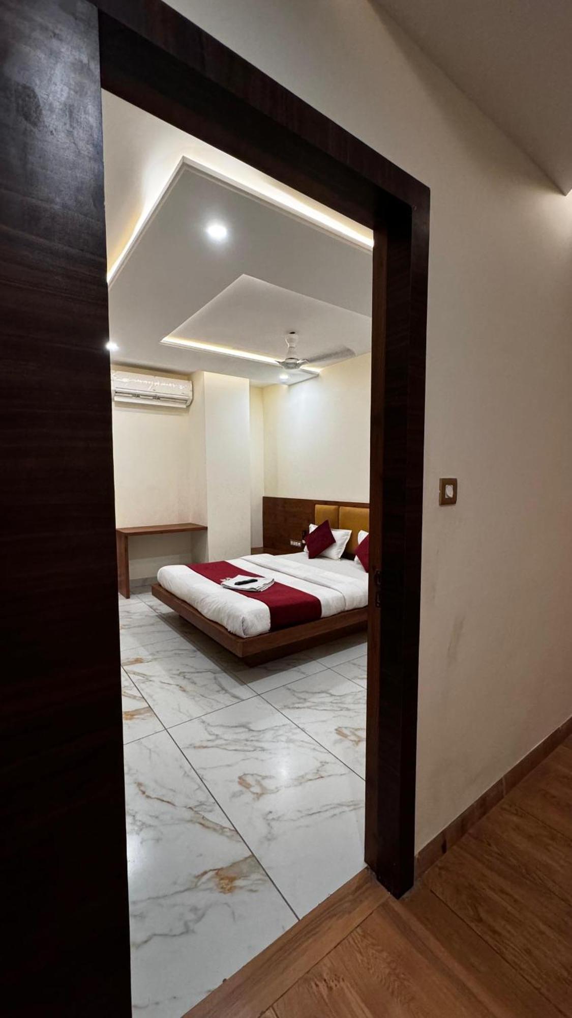 Hotel Prakasham Uddzsaín Kültér fotó