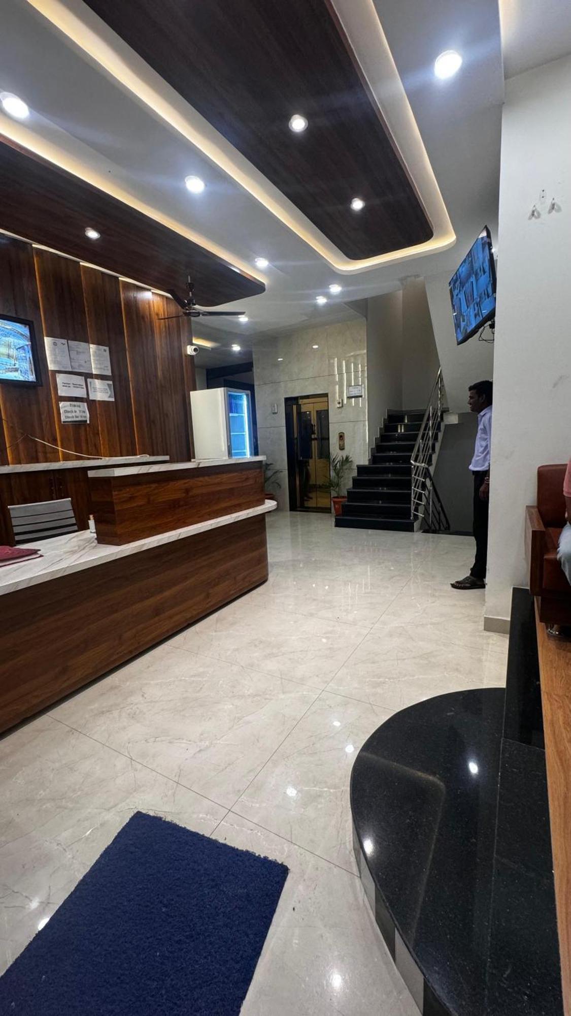 Hotel Prakasham Uddzsaín Kültér fotó
