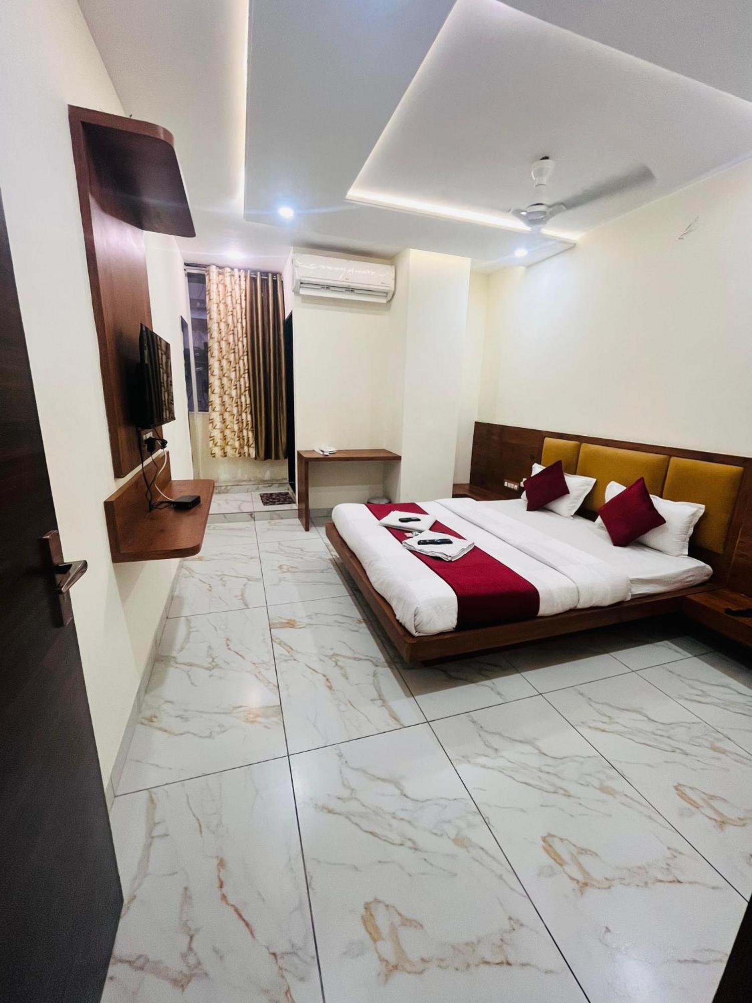 Hotel Prakasham Uddzsaín Kültér fotó