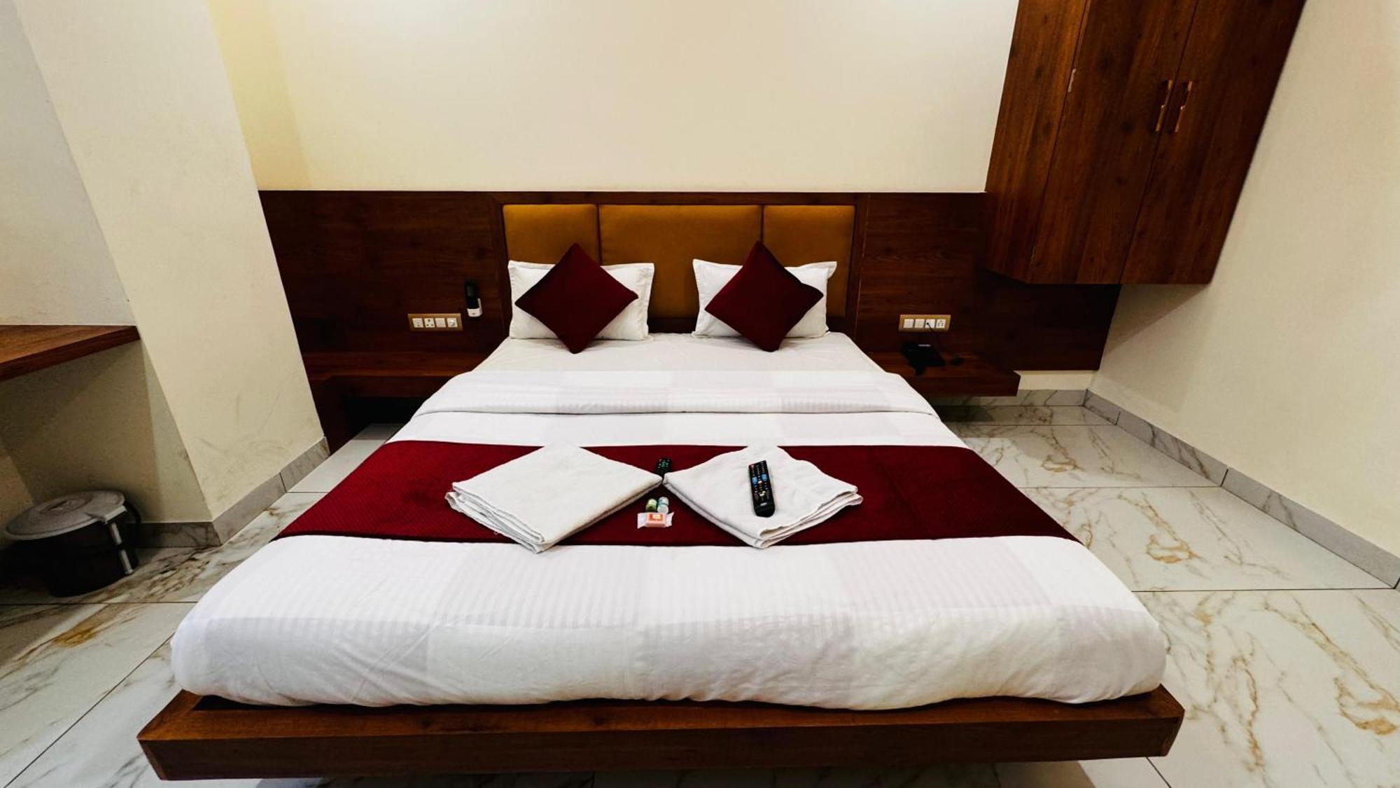 Hotel Prakasham Uddzsaín Kültér fotó