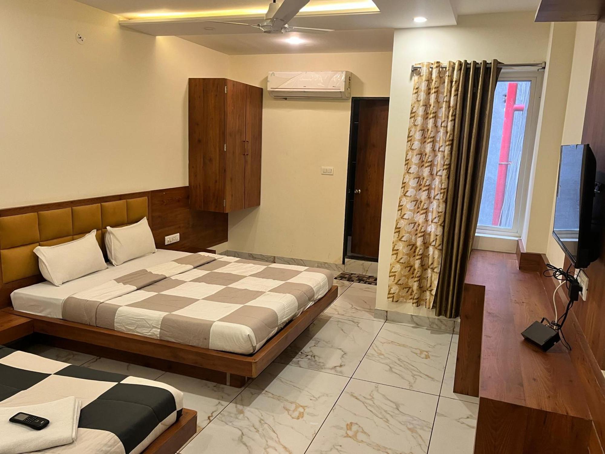 Hotel Prakasham Uddzsaín Kültér fotó
