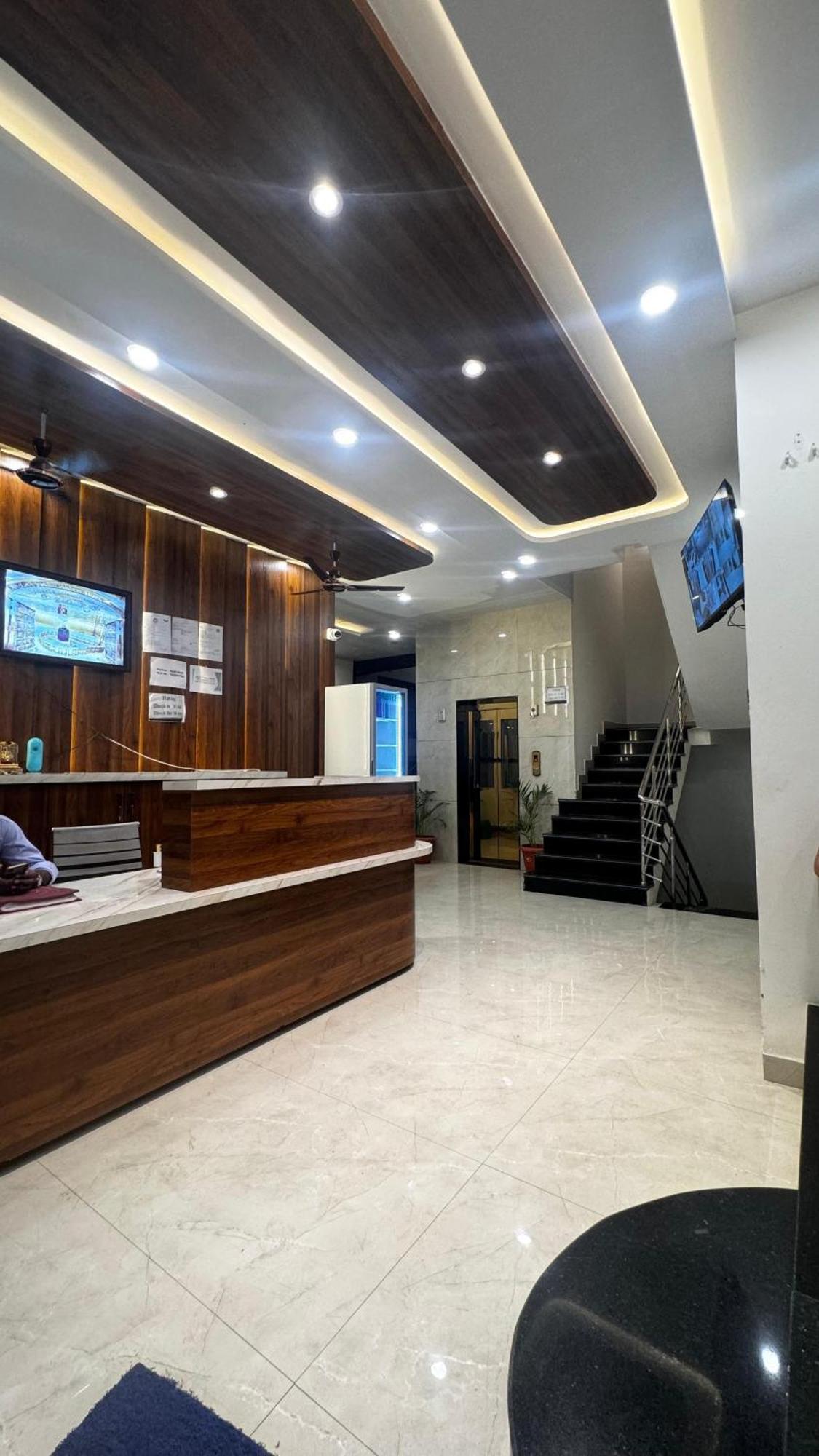 Hotel Prakasham Uddzsaín Kültér fotó
