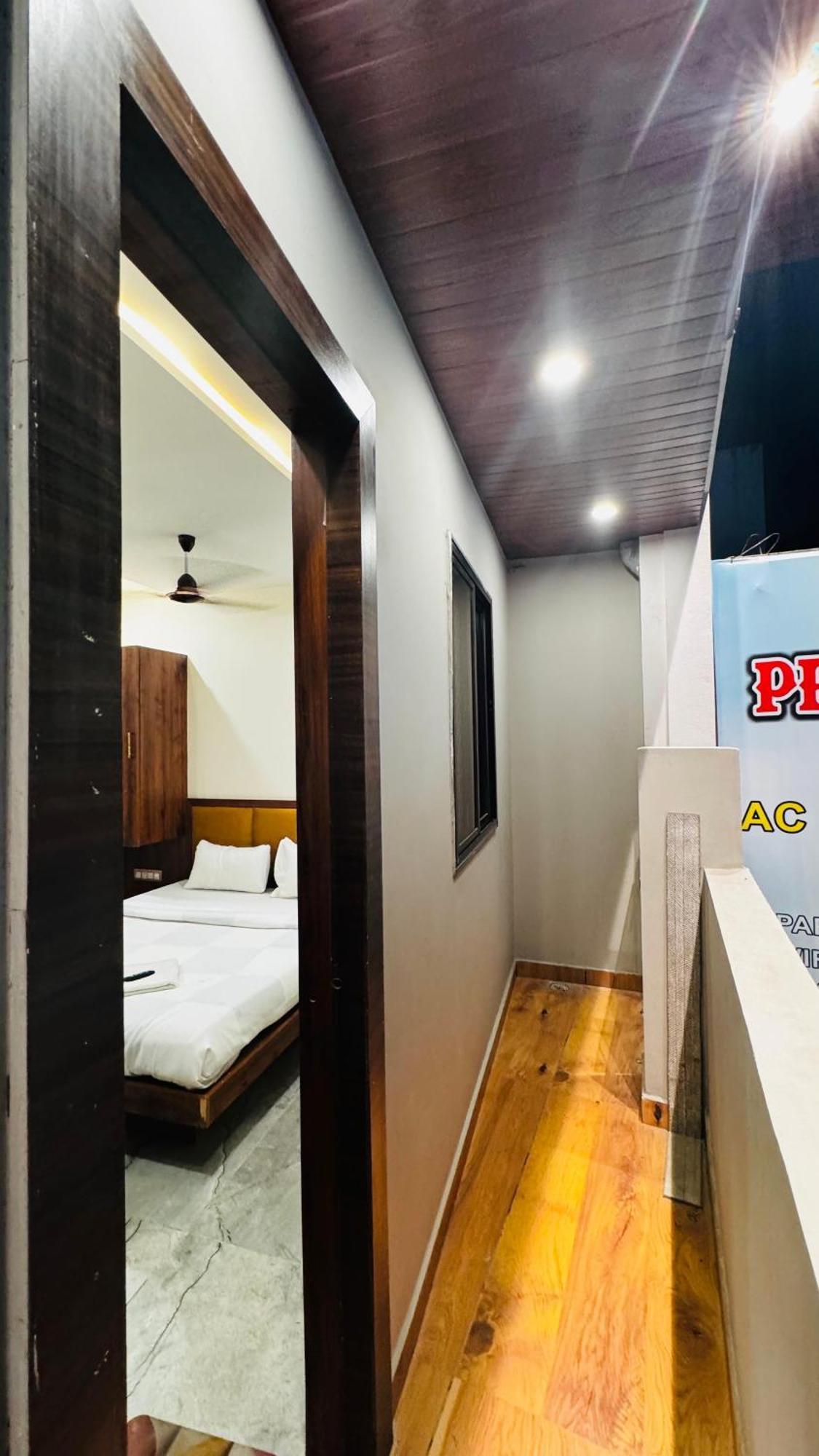 Hotel Prakasham Uddzsaín Kültér fotó