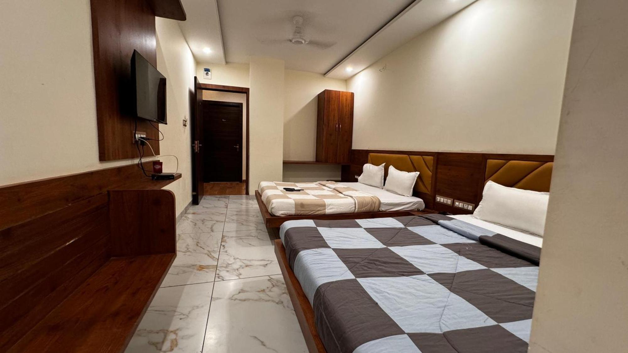 Hotel Prakasham Uddzsaín Kültér fotó