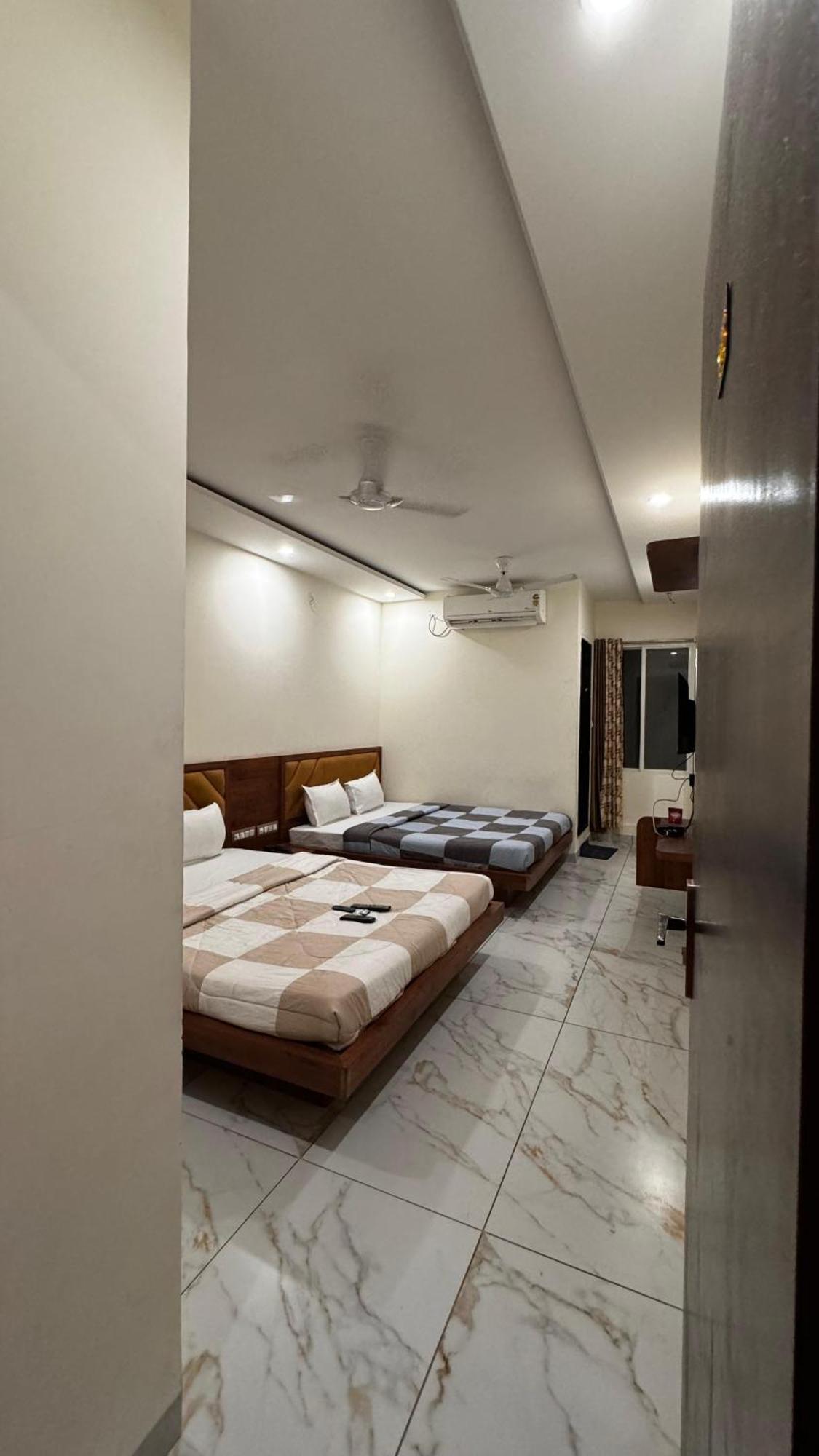 Hotel Prakasham Uddzsaín Kültér fotó