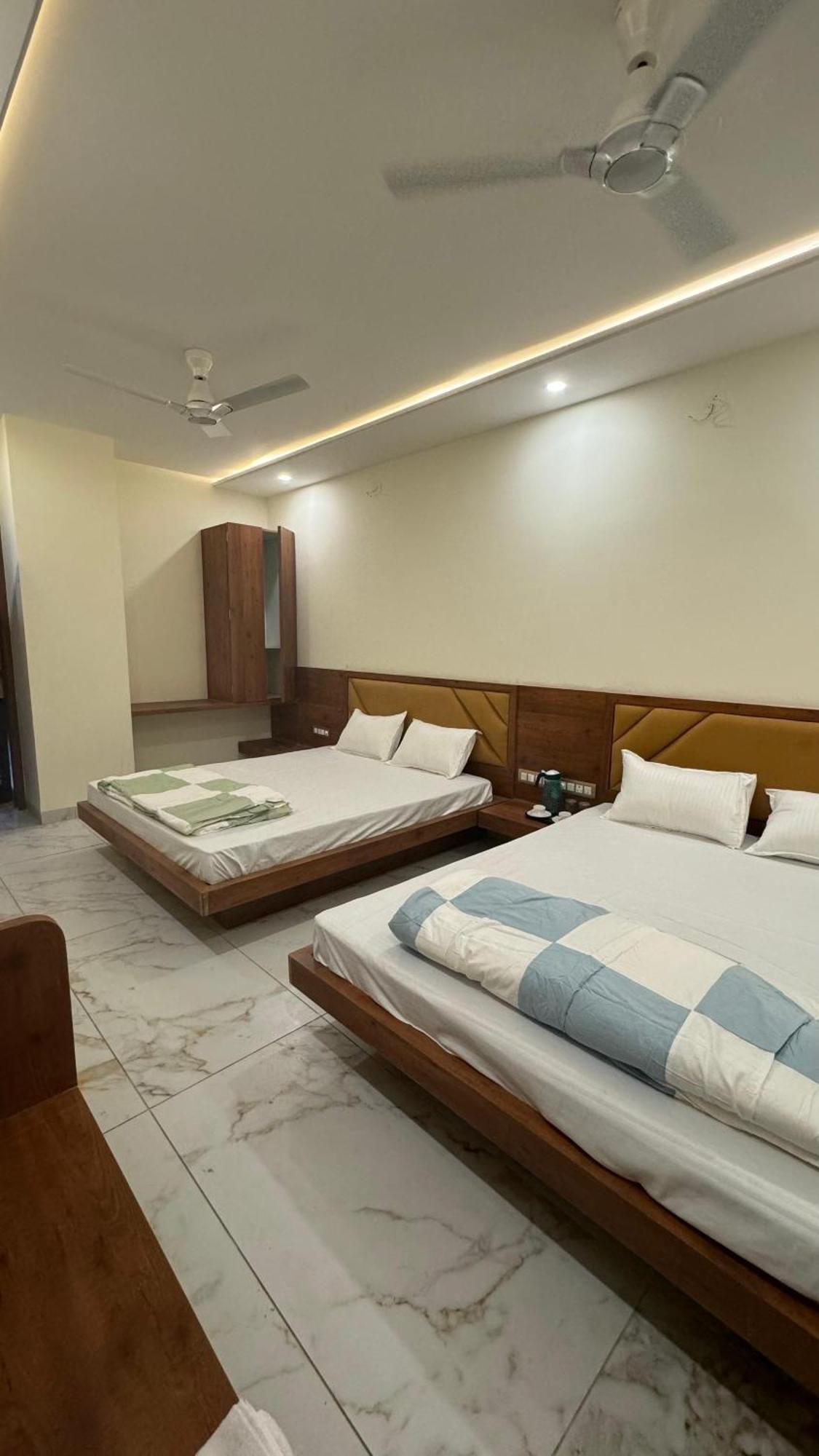 Hotel Prakasham Uddzsaín Kültér fotó
