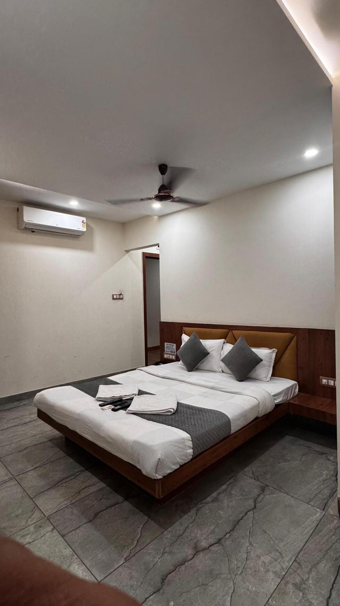 Hotel Prakasham Uddzsaín Kültér fotó