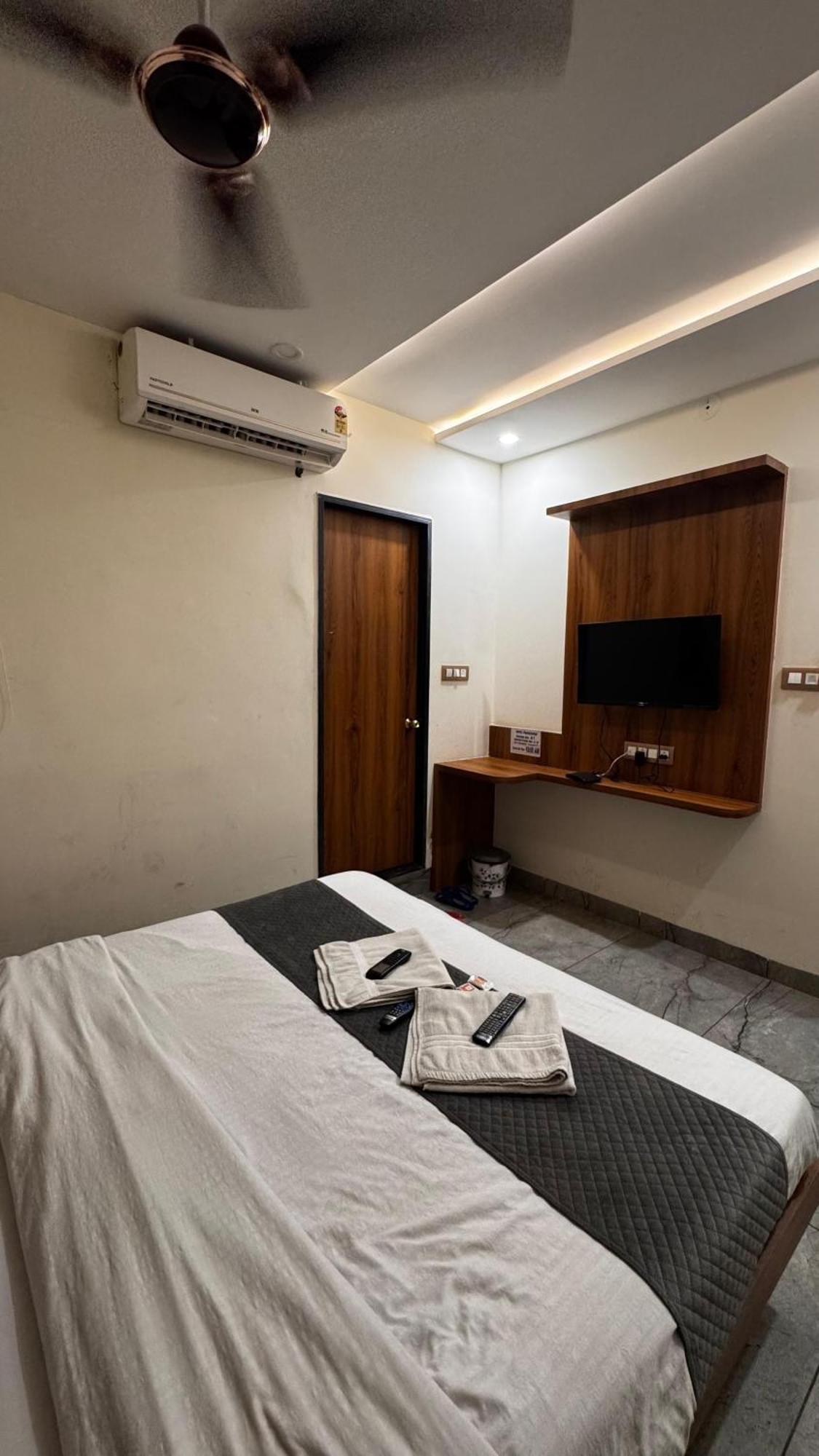 Hotel Prakasham Uddzsaín Kültér fotó