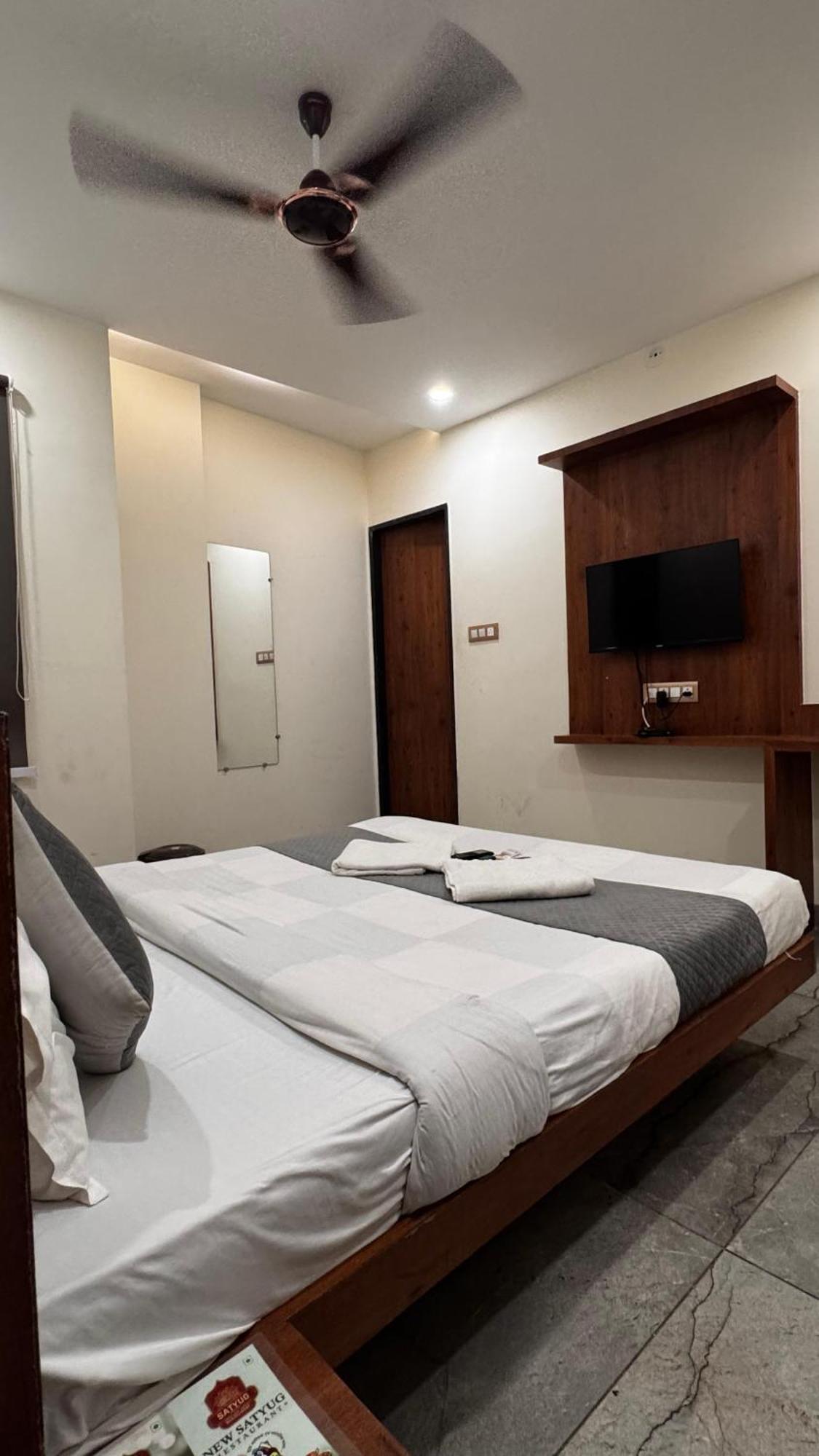 Hotel Prakasham Uddzsaín Kültér fotó